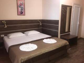 Гостиница Алупка Алупка Улучшенный двухместный номер с 1 кроватью или 2 отдельными кроватями-4
