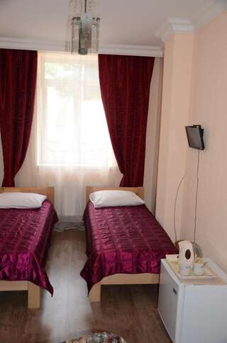 Гостиница Алупка Алупка Бюджетный двухместный номер с общей ванной комнатой-1