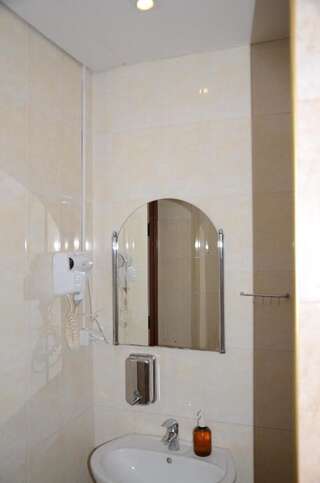 Гостиница Алупка Алупка Бюджетный двухместный номер с общей ванной комнатой-3