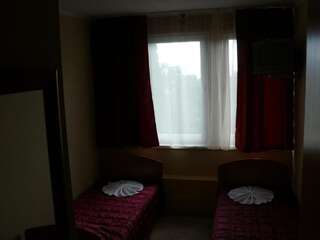 Гостиница Алупка Алупка Двухместный номер эконом-класса с 2 отдельными кроватями-4