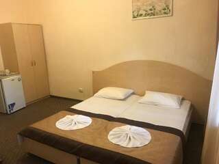 Гостиница Алупка Алупка Улучшенный двухместный номер с 1 кроватью или 2 отдельными кроватями-1